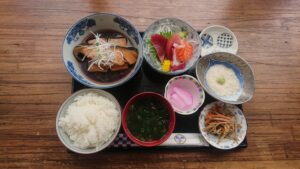 2度目の訪問 千葉県浦安 食堂はなび の本日の日替わり 銀だら煮付けとお刺身の定食 は安定の美味しさ 口福アソート